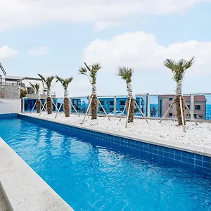 Villa Ddosi Aewol Pool, Jeju